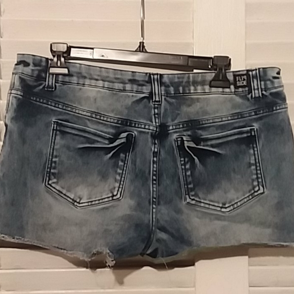 Flipside Shorts - Picture 2 of 5